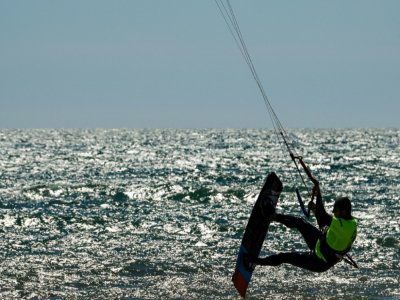 Salvatore Flaccovio, 39 ans, pratique le kitesurf à Ladispoli, le 7 mai 2020 - Andreas SOLARO [AFP]
