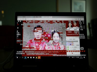 Vidéo diffusée sur internet du mariage de Liu Wenchao (g) et Sun Hanxiao, depuis un ordinateur portable à Pékin, le 8 mai 2020 - GREG BAKER [AFP]