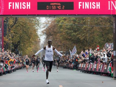 Le Kenyan Eliud Kipchoge, équipé par Nike, est devenu le premier homme à franchir la barre des deux heures sur la distance du marathon (42,195km) le 12 octobre à Vienne - ALEX HALADA [AFP/Archives]