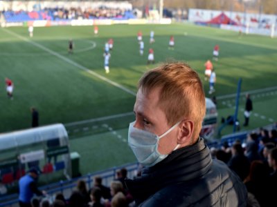 Match du derby de la capitale bélarusse entre le FC Minsk et le Dinamo Minsk, disputé le 28 mars 2020 avec des supporters équipés de masques de protection - Sergei GAPON [AFP/Archives]