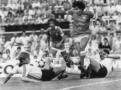 Le capitaine des Bleus Michel Platini pris en tenailles par les défenseurs de l'Allemagne de l'Ouest en demi-finale du Mondial espagol à Séville, le 7 août1982 - [AFP/Archives]
