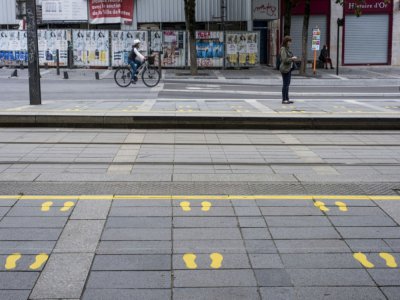 Un quai de tramway avec des marques jaunes peintes sur le sol pour que les gens gardent les règles de distanciation sociale, le 8 mai 2020 à Nantes - Sebastien SALOM-GOMIS [AFP]