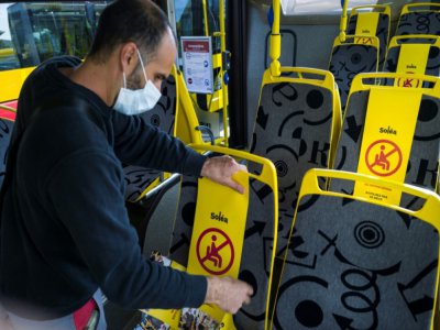 Installation de pancartes de signalisation dans un autobus à Mulhouse le 8 mai 2020 - SEBASTIEN BOZON [AFP]