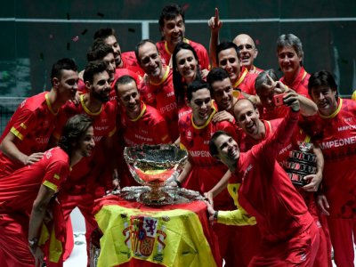 Rafael Nadal (premier plan à droite) se prend en photo avec les autres membres de l'équipe d'Eqspagne vainqueur de la Coupe Davis 2019, le 24 novembre à Madrid - JAVIER SORIANO [AFP/Archives]