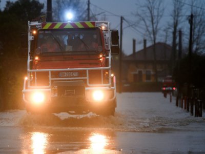 Intervention des pompiers pendant des inondations dans les Landes en décembre 2019 - GAIZKA IROZ [AFP/Archives]