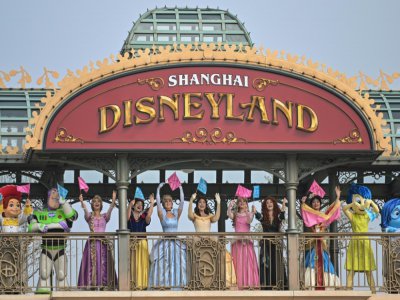 Des employés de Disney à la réouverture du parc d'attractions Disneyland de Shanghai le 11 mai 2020 - Hector RETAMAL [AFP]