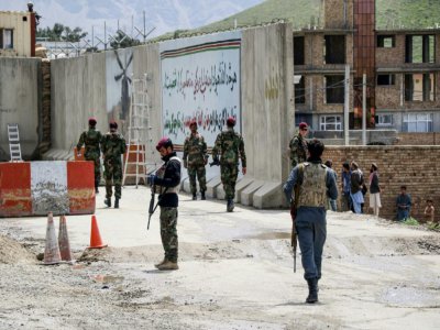 Des membres des forces de sécurité afghanes sur les lieux d'une attaque à la bombe, le 29 avril 2020 à Kaboul - STR [AFP/Archives]