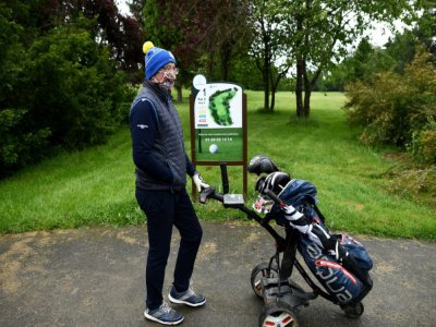 Un golfeur portant un masque près du practice du parcours de Saint-Aubin dans l'Essonne, le 11 mai 2020 - FRANCK FIFE [AFP]