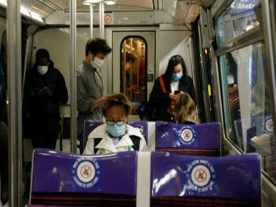 Des usagers protégés par des masques dans le métro parisien, le 11 mai 2020 - GEOFFROY VAN DER HASSELT [AFP]