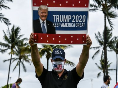 Un partisan du président américain Donald Trump participe à un rassemblement en faveur du déconfinement à Miami en Floride le 10 mai 2020 - CHANDAN KHANNA [AFP]