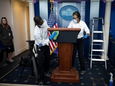 Nettoyage du podium de la salle de presse de la Maison Blanche - JIM WATSON [AFP]