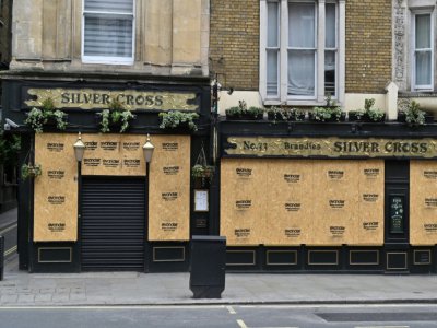 La devanture du pub The Silver Cross, le 3 mai 2020 à Londres - Glyn KIRK [AFP/Archives]