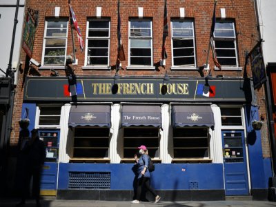 La devanture du pub The French House, le 5 mai 2020 à Londres - TOLGA AKMEN [AFP/Archives]