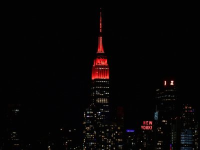 L'Empire State Building illuminé en rouge, le 16 avril 2020 à New York - Angela Weiss [AFP/Archives]