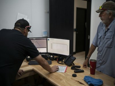 Matt Alexander et Craig Blair (d), gérant de Capitan Energy, le 7 mai 2020 à Culberson, au Texas - Paul Ratje [AFP]