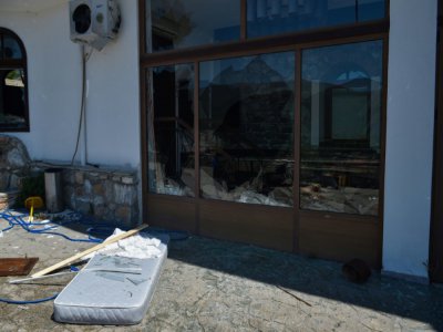 Un hôtel saccagé par des habitants du village d'Arnissa, le 8 mai 2020 en Grèce - Sakis MITROLIDIS [AFP]