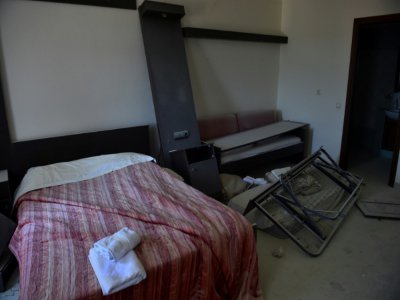 Un hôtel saccagé par des habitants du village d'Arnissa, le 8 mai 2020 en Grèce - Sakis MITROLIDIS [AFP]