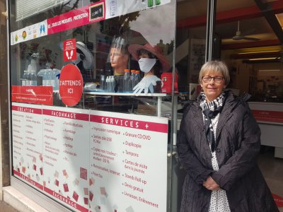 Valérie Deruelle, la gérante de la société Clic et copie à Rouen, voit une affluence de commandes d'entreprises voulant se protéger du coronavirus.