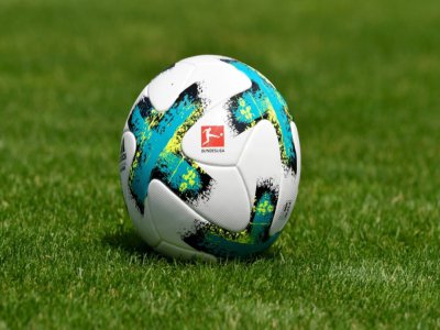Faute de championnats nationaux, les supporters du monde entier vont se rabattre samedi sur la reprise de la Bundesliga - THOMAS KIENZLE [AFP/Archives]