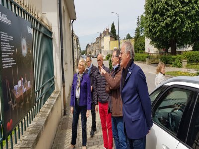 L'exposition Le Virus d'un autre monde est présentée en libre visite sur les grilles du Conseil départemental de l'Orne à Alençon. Ici, ses deux auteurs la présentent aux élus.
