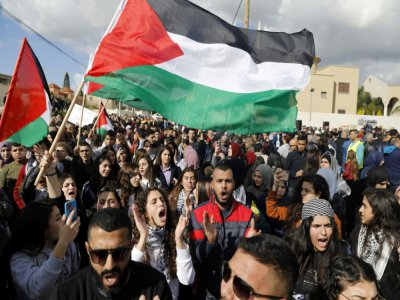 Des Arabes israéliens brandissent un drapeau palestinien lors d'une manifestation contre le plan de paix américain, à Baqa al-Gharbiya, le 1er février 2020 - Ahmad GHARABLI [AFP]