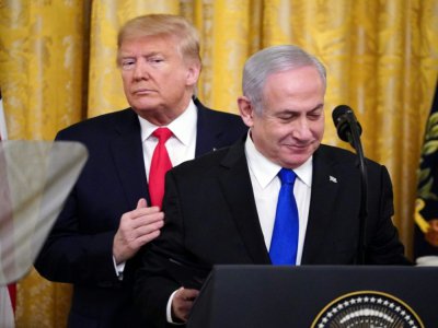 Le président américain Donald Trump (à gauche) et le Premier ministre israélien Benjamin Netanyahu (à droite), lors de l'annonce du plan de paix américain pour le Moyen-Orient, à Washington, le 28 janvier 2020 - MANDEL NGAN [AFP]