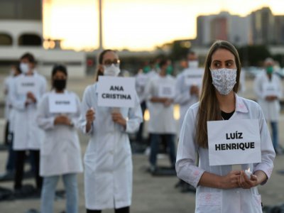 Des infirmières et des infirmiers brésiliens rendent hommage à des personnels soignants décédés du nouveau coronavirus, à Brasilia le 12 mai 2020 - EVARISTO SA [AFP]