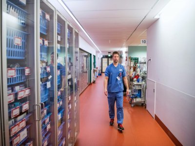 Le docteur Lars Falk, dans son unité ECMO (Oxygénation par membrane extracorporelle) de l'hôpital universitaire de Karolinska à Solna, près de Stockholm (Suède), le 19 avril 2020 - Jonathan NACKSTRAND [AFP]