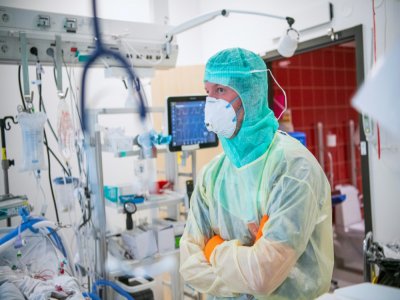 Le docteur Lars Falk en combinaison de protection contre le Covid-19, à l'hôpital Karolinska de  Solna, près de Stockholm, le 19 avril 2020 - Jonathan NACKSTRAND [AFP]