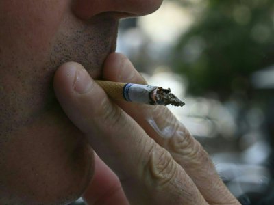 Plus d'un quart des fumeurs a plus fumé durant le confinement lié à l'épidémie du nouveau coronavirus - EVA HAMBACH [AFP/Archives]