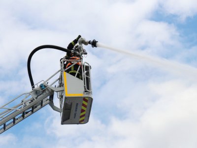 Les pompiers ont déployé des échelles aériennes pour faire face aux flammes. - Illustration