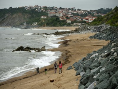 Des promeneurs sur la plage de Guethary (sud-ouest) le 12 mai 2020 - GAIZKA IROZ [AFP]