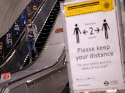 Pancartes pour respecter les distances dans le métro londonien, le 13 mai , 2020 - Isabel INFANTES [AFP]