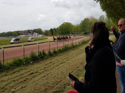 Les amateurs de courses hippiques ont suivi le prix des ducs, depuis le cour Général de Gaulle à Caen ce mercredi 13 mai.