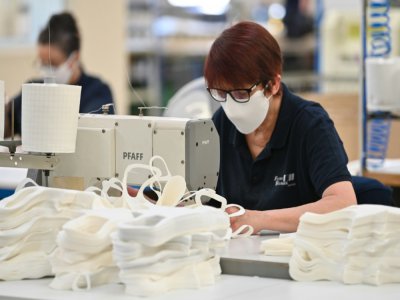 Des employés de la société  Mortelecque à Annoeullin (nord) fabriquent des masques, le 6 mai 2020 - DENIS CHARLET [AFP]