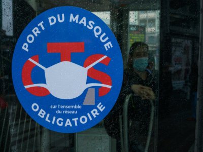 Sticker pour informer les usagers du tram à Strasbourg le 11 mai 2020 de l'obligation de porter un masque - PATRICK HERTZOG [AFP/Archives]