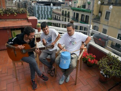Rai, Klaus et Guillem, des Stay Homas, sur la terrasse de leur appartement, à Barcelone le 13 mai 2020 - LLUIS GENE [AFP]