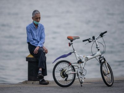 Un homme à Hong Kong, le 21 avril 2020 - Anthony WALLACE [AFP]