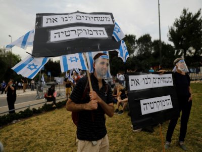 Un Israélien manifeste contre le prochain gouvernement d'union devant le Parlement à Jérusalem, le 14 mai 2020 - MENAHEM KAHANA [AFP]