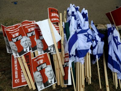 Pancartes utilisées lors d'une manifestation contre le nouveau gouvernement israélien à Jérusalem, le 14 mai 2020 - MENAHEM KAHANA [AFP]