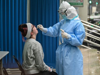 Un soignant effectue un prélèvement de dépistage du cononavirus à Wuhan, en Chine, le 14 mai 2020. - Hector RETAMAL [AFP]