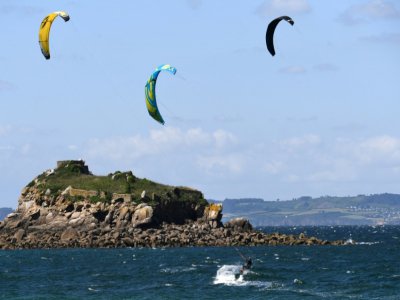 Les kite-surfers ont retrouvé la mer et le vent à Douarnenez, le 14 mai 2020 - Fred TANNEAU [AFP]