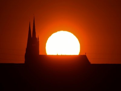 Coucher de soleil sur la cathédrale Notre Dame de Chartres, le 14 mai 2020 - JEAN-FRANCOIS MONIER [AFP]