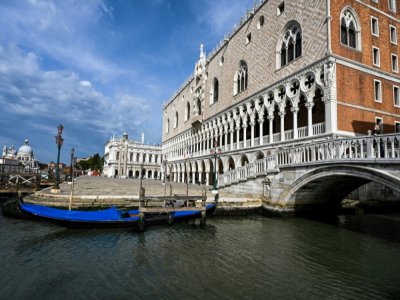 Une gondole le 13 mai 2020 amarrée au Ponte della Paglia, avec en arrière plan le Palais des Doges, à Venise - Vincenzo PINTO [AFP]
