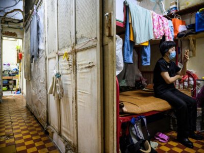 Wong Mei-ying, 70 ans, dans son logement de 5 m2 qu'elle partage avec son fils à Hong Kong le 14 mai 2020 - Anthony WALLACE [AFP]