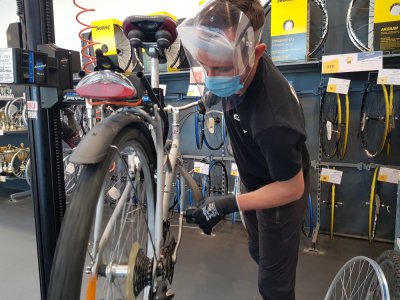 Masques et visières sont de rigueur pour les techniciens chargés de réparer les vélos des clients, dans le magasin Decathlon de Mondeville ! - Célia Caradec