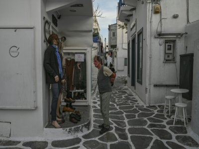 Les rues étroites de Myconos quasi desertes, le 13 mai 2020 - ARIS MESSINIS [AFP]