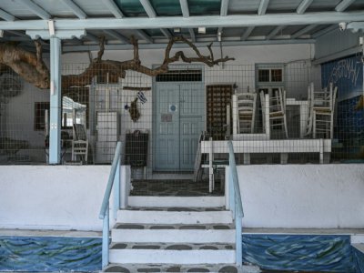 Un restaurant de poissons fermé à Myconos, le 13 mai 2020 - ARIS MESSINIS [AFP]