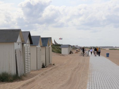 La promenade de la plage de Ouistreham pourra être de nouveau utilisée, selon certaines règles.