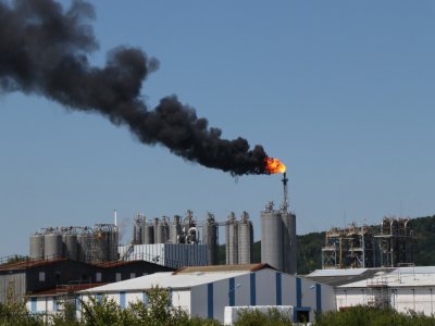 Une épaisse fumée s'est élevée dans le ciel après cet épisode de torche, le vendredi 15 mai, sur le site d'ExxonMobil. - Le Courrier cauchois